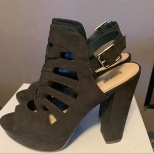 Like new Bar III platform heel